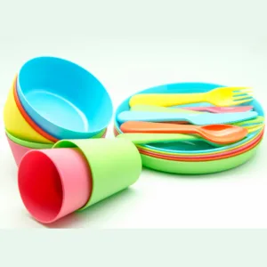 Set de cubiertos y platos